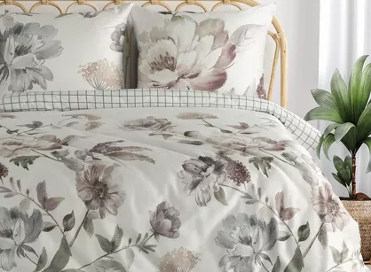 Pościel z makosatyny 160x200 ROSALIA biała pudrowy wzór kwiatowy dwustronna Premium