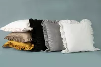 Poszewka welwetowa 45x45 jednokolorowa VELVET 25 niebieska z falbanami - 3