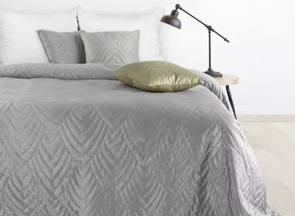 Narzuta welwetowa 170x210 LUIZ 6 srebrna pikowana w powtarzalny wzór