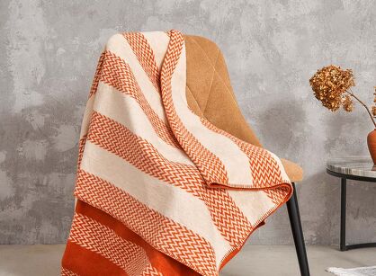 Koc bawełniany 150x200 2143-4 pomarańczowy pasy w zygzaki wykończony szydełkiem