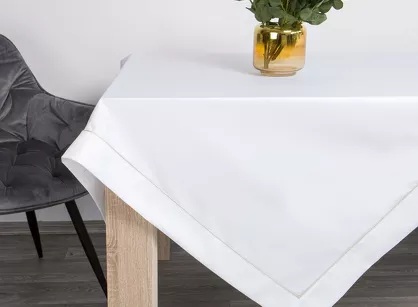 Obrus elegancki 140x180 MADELE biały zdobiony złotą lamówką