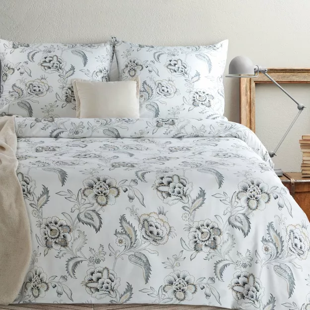 Pościel satynowa 160x200 SPRING 83 biała jasny niebieski z wzorem roślinnym z kolekcji Classic