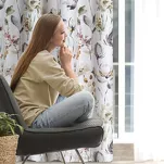 Zasłona na przelotkach 140x250 ZOJA biała oliwkowa zaciemniająca z wzorem delikatnych kwiatów - 15