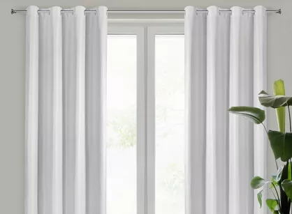 Zasłona gotowa na przelotkach 140x250 ADARI biała jednokolorowa z matowej tkaniny