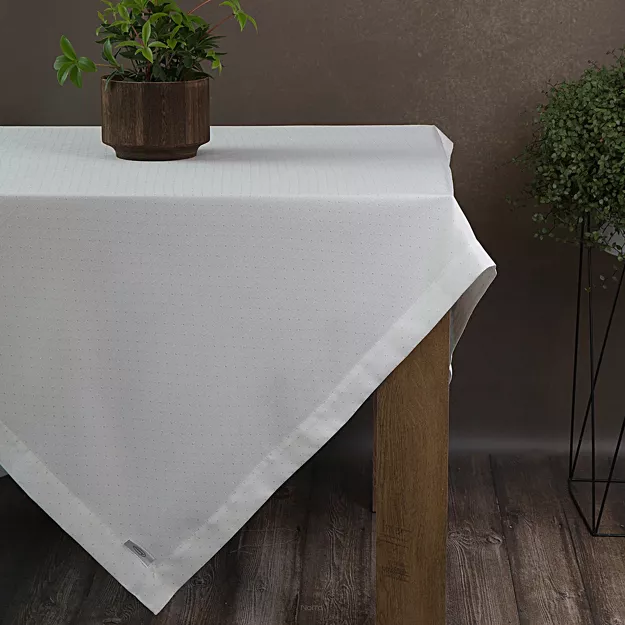 Obrus elegancki 140x220 ELLEN biały w drobne kropeczki z ozdobną listwą połyskujący srebrną nicią