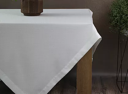 Obrus elegancki 140x220 ELLEN biały w drobne kropeczki z ozdobną listwą połyskujący srebrną nicią