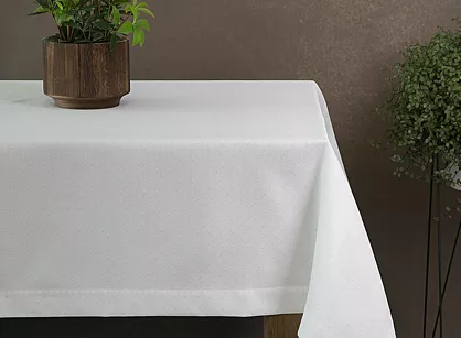 Obrus elegancki 140x220 ELLEN biały w drobne kropeczki z ozdobną listwą połyskujący srebrną nicią