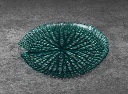 Patera dekoracyjna szklana fi 24x3 MELA turkusowa w kształcie liścia lilii wodnej