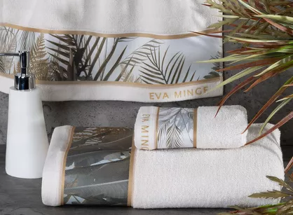Ręcznik 70x140 EVA 17 Eva Minge biały zdobiony bordiurą z botanicznym wzorem w liście z kolekcji Premium