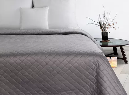 Narzuta welwetowa 220x240 LUIZ 5 srebrna pikowana w subtelny geometryczny wzór z kolekcji Design 91