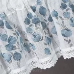 Zazdrostka gotowa w tunelu 150x30 POLA biała z etaminy z wzorem malarskich niebieskich kwiatów i bawełnianą koronką - 6
