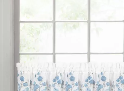 Zazdrostka gotowa w tunelu 150x30 POLA biała z etaminy z wzorem malarskich niebieskich kwiatów i bawełnianą koronką