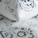 Pościel satynowa 220x200 SPRING 83 biała jasny niebieski z wzorem roślinnym z kolekcji Classic - 6