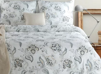 Pościel satynowa 220x200 SPRING 83 biała jasny niebieski z wzorem roślinnym z kolekcji Classic