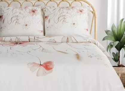 Pościel satynowa 220x200 PREMIUM 24 biała z wzorem różowych kwiatów z kolekcji Premium