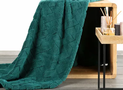 Koc 200x220 CARO ciemna zieleń puszysty typu flano z wytłaczanym wzorem Design 91