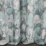 Zasłona na taśmie 140x270 GRACJA zaciemniająca stalowa z wzorem białych kwiatów magnolii - 3