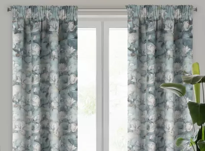 Zasłona na taśmie 140x270 GRACJA zaciemniająca stalowa z wzorem białych kwiatów magnolii