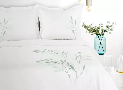 Pościel satynowa 220x200 HAFT 8B biała z haftowanym zielonym wzorem listków z kolekcji Premium