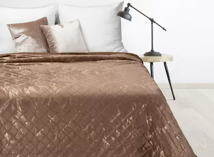 Narzuta welwetowa 220x240 LUIZ 6 ciemny beż pikowana ze złotym przecieranym wzorem efekt 3D Design 91