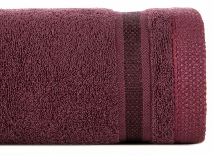Ręcznik 100x150 ABBIE bordowy  z żakardową błyszczącą bordiurą w pasy z delikatną krateczką 500 g/m2