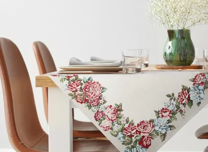 Nakładka gobelinowa 100x100 4038 naturalna z nicią szenilową ozdobiona wzorem kwiatów piwonii