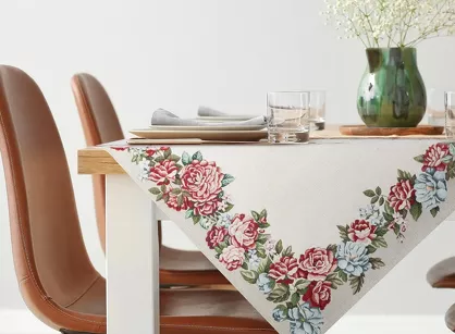 Nakładka gobelinowa 100x100 4038 naturalna z nicią szenilową ozdobiona wzorem kwiatów piwonii