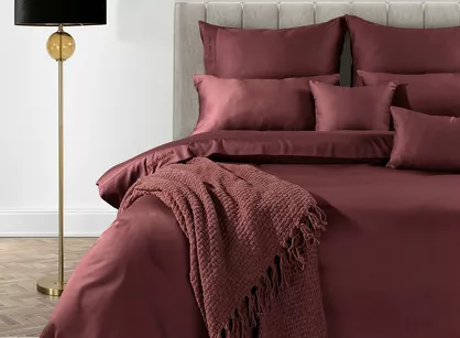 Pościel z makosatyny 160x200 ELEGANT 1H Eva Minge bordowa z ozdobną kantą i haftem