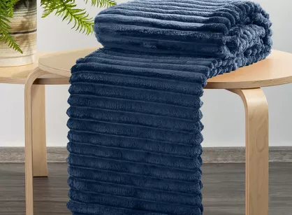 Koc 150x200 SOFT granatowy puszysty typu flano z wytłaczanym wzorem Design 91
