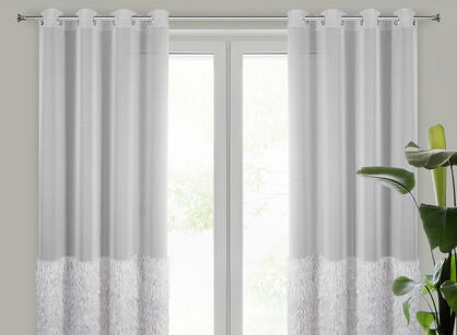 Firana na przelotkach 140x250 MARGARET 2 srebrna z etaminy z moherową nicią na dole firany