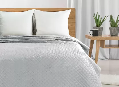 Narzuta na fotel welwetowa 70x160 ARIEL srebrna pikowana w motyw łuski