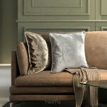 Poszewka welwetowa 45x45 ROYAL 10 ciemna zieleń zdobiona wzorem w kryształki i obszyta srebrnym sznurkiem - 2