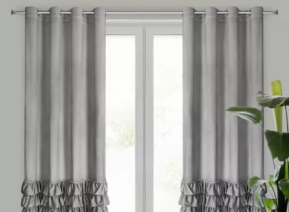 Zasłona na przelotkach 140x250 CARLI welwetowa srebrna jednokolorowa zdobiona w dolnej części falbanami z paskiem cyrkonii