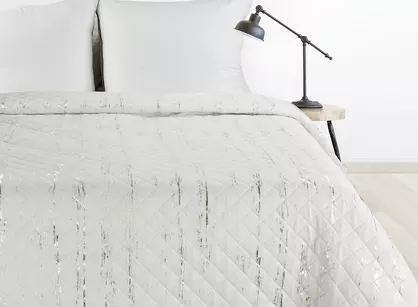 Narzuta z mikrofibry 170x210 BLINK 1 biała pikowana ze srebrnym przecieranym wzorem Design 91