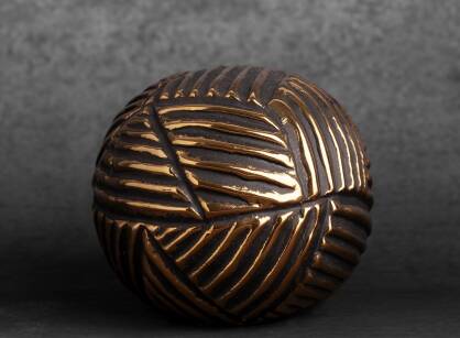 Kula dekoracyjna 9x9x9 EMMI 1 czarna złota z wytłaczanym geometrycznym wzorem