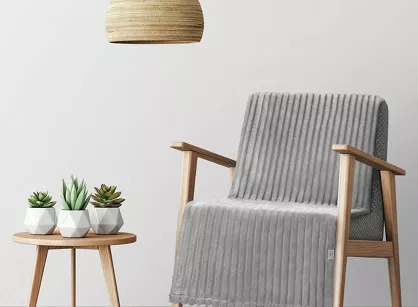 Koc na fotel 70x160 SOFT srebrny puszysty typu flano z wytłaczanym wzorem Design 91