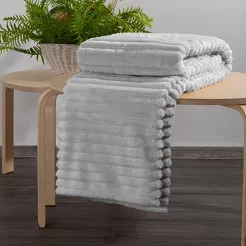 Koc na fotel 70x160 SOFT srebrny puszysty typu flano z wytłaczanym wzorem Design 91
