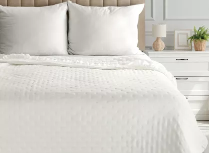 Narzuta z mikrofibry 220x240 LIBI 3 kremowa pikowana w delikatny wzór z falbaną