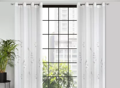 Firana na przeIotkach 140x250 ISABEL biała z etaminy zdobiona kwiatowym wzorem