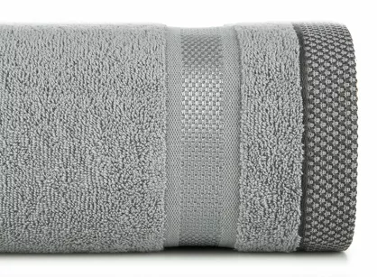 Ręcznik bawełniany 100x150 ABBIE srebrny z żakardową błyszczącą bordiurą w pasy z delikatną krateczką