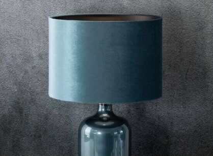 Lampa stołowa 34x34x53 DEMI niebieska ze szkła z abażurem z lśniącego welwetu