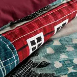 Pościel świąteczna 140x200 NIKO czerwono niebieska świąteczne miasteczko z satyny bawełnianej - 3