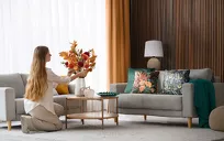 Poszewka welwetowa 45x45 VELVET 104 czarna z wzorem pomarańczowych wyrazistych kwiatów obszyta lamówką - 4