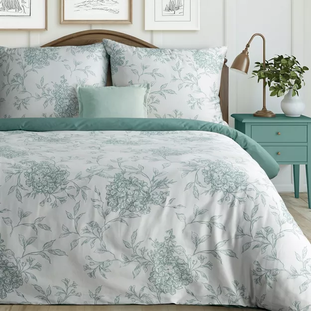 Pościel satynowa 220x200 SPRING 85 biała z wzorem jasno miętowych hortensji z kolekcji Classic