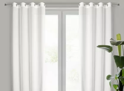 Firana na przelotkach 135x250 ROSSI biała z lejącej tkaniny z delikatnym nadrukiem