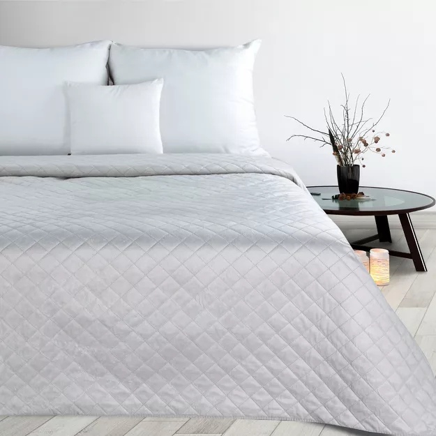 Narzuta na fotel 70x160 LUIZ 5 jasny srebrny welwetowa pikowana w subtelny geometryczny wzór z kolekcji Design 91