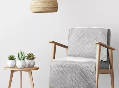 Narzuta na fotel 70x160 LUIZ 5 jasny srebrny welwetowa pikowana w subtelny geometryczny wzór z kolekcji Design 91