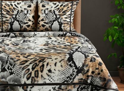 Pościel z makosatyny 140x200 EVA 20 Eva Minge jasnobrązowa z wzorem zwierzęcym i napisami z kolekcji Premium