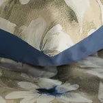 Pościel satynowa 160x200 SPRING 66 jasny beż ciemny niebieski z wzorem kwiatów z kolekcji Classic - 2