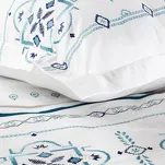 Pościel satynowa 160x200 HAFT 9A biała z haftowanym niebieskim wzorem w stylu bałkańskim z kolekcji Premium - 8